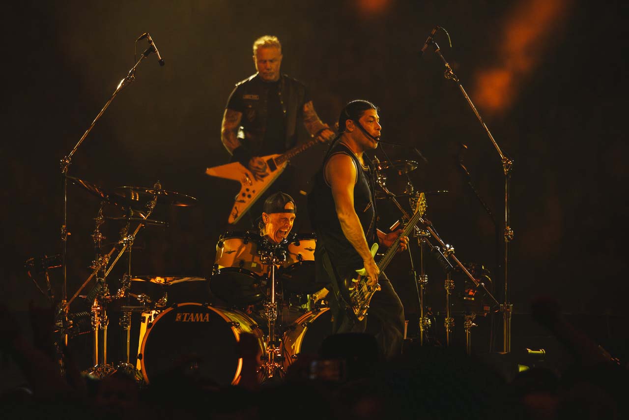 ライブ写真「2」 File:Slipknot performing live in the O2 Arena on December 21, 2024